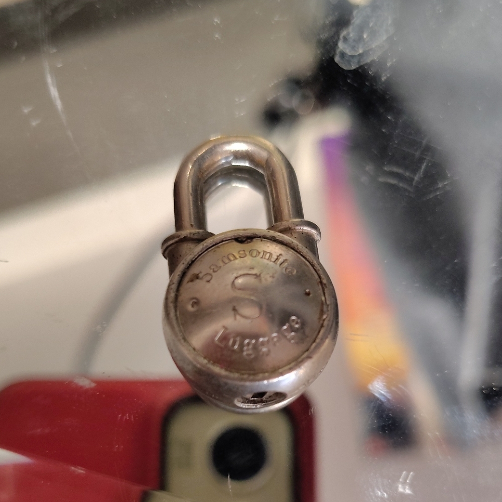 1930/Samsonite Metallic Lock No Key
